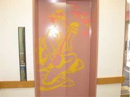 アートが施されたエレベーター
