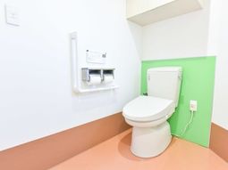 明るく清潔なトイレ