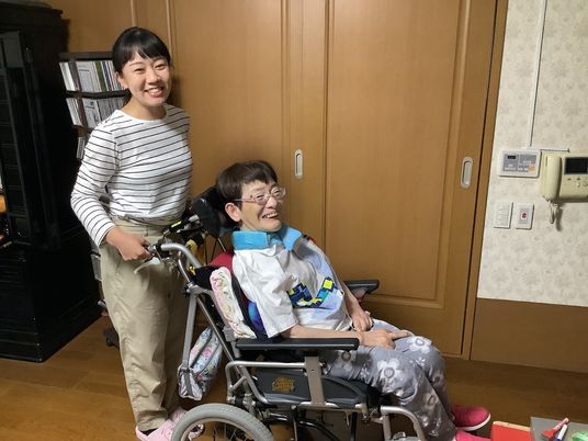 笑顔のスタッフと利用者 居室