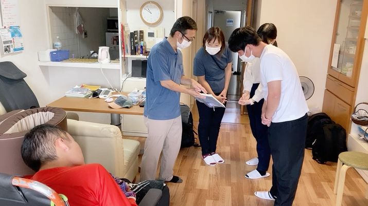 スタッフと対話する居室