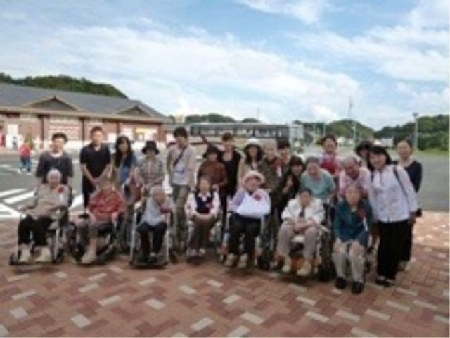 集合する笑顔のグループ イベント ぬくもりあふれるチームワークで、ご入居者と共に笑顔で過ごしています。働きがいが感じられる環境を大切にしています。