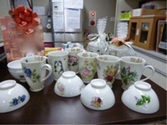 花柄のティーセット展示 記念品 こちらは食堂に飾られた様々な花柄のティーセットです。ゆったりとお茶を楽しめる心地良い環境が整っています。