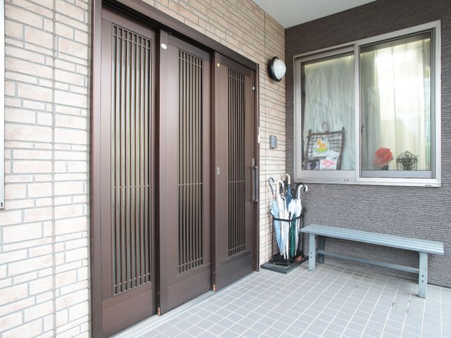 エントランスの静かな風景 玄関 こぢんまりとした空間が温かみを感じさせ、心安らぐ迎え入れを演出しています。