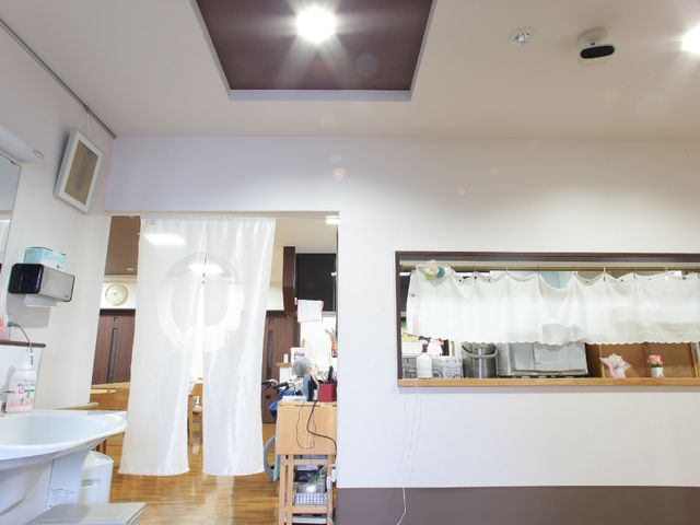 明るい居室の一角 玄関ホール 清潔感のある居室からは日常の活動が垣間見え、落ち着いた雰囲気が漂います。