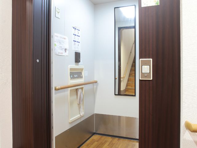 清潔感あるエレベーター内部 エレベーター 手すりが設置され、安全に配慮されたエレベーターです。快適な移動を支える環境が整っています。