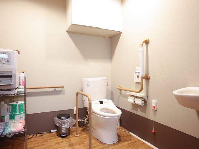 バリアフリー設計のトイレ トイレ 安全に配慮した手すり付きトイレで、必要なサポートを提供します。