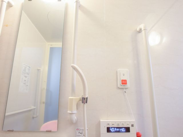 手すり付きの浴室 浴室 安全に配慮した手すりと温度表示があります。快適な入浴をサポートします。
