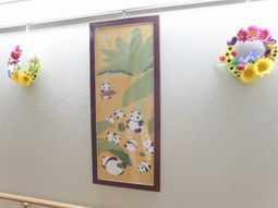 壁に掛けられた絵と花飾り
