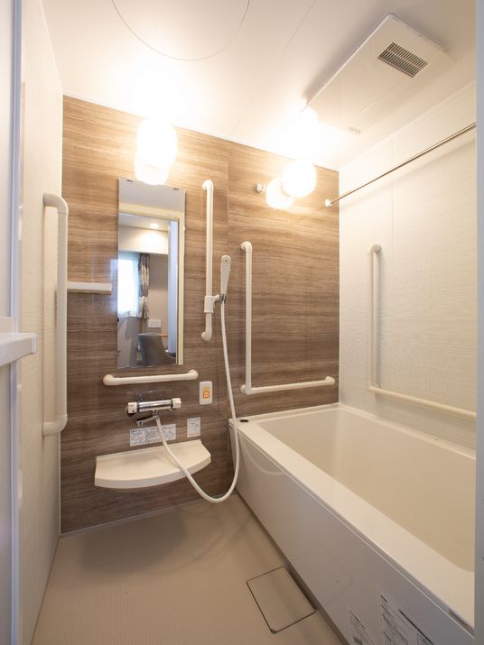 木目調の明るい浴室