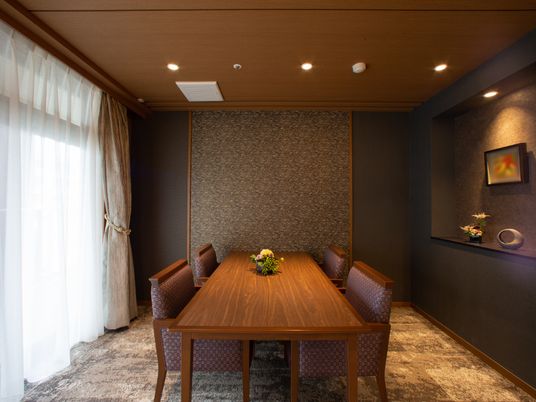 落ち着いた雰囲気の会議室