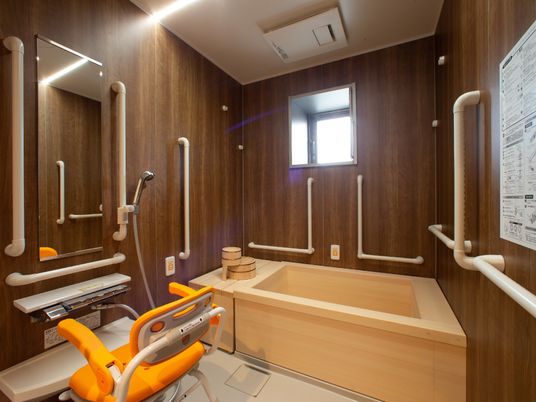 バリアフリー設計の浴室