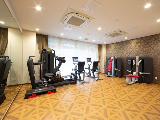 トレーニングマシンが並ぶ部屋
