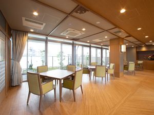 広々とした明るい食堂