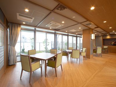 広々とした明るい食堂