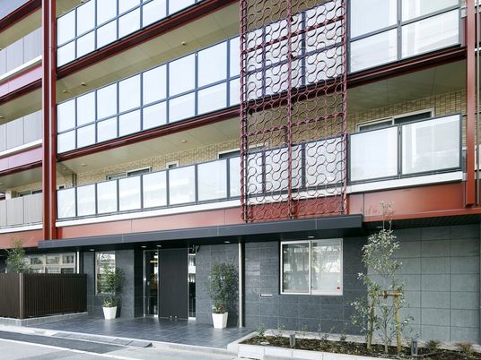 現代的な建物のエントランス