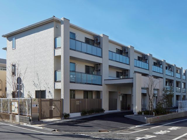 清潔感のある建物外観 外観 広々として清潔感のあふれる外観です。明るく迎えるエントランスが印象的で、快適な職場環境を提供します。