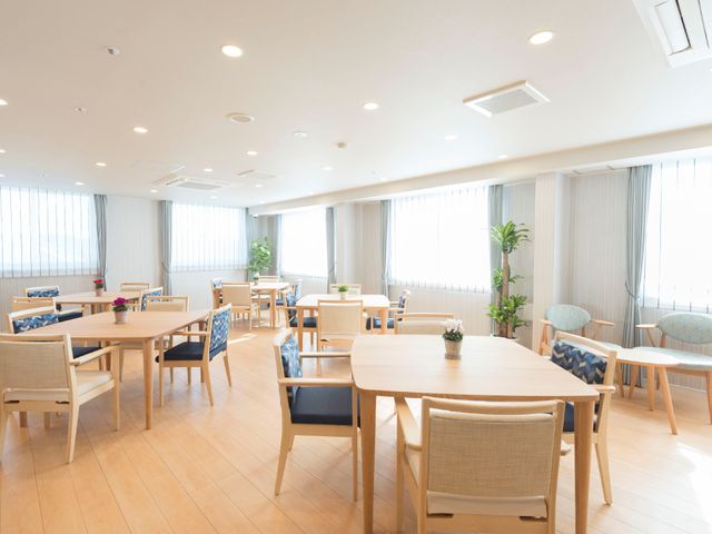 明るいダイニングルーム 食堂 ゆとりのある清潔感のあふれるダイニングで、共に食事を楽しむひとときを過ごせます。木のぬくもりが感じられる家具が配置され、温かみのある雰囲気を創出しています。