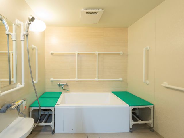 清潔な浴室設備 浴室 安全に配慮された設備が充実した浴室です。手すりが整っており、すべての方が快適にご利用いただけます。