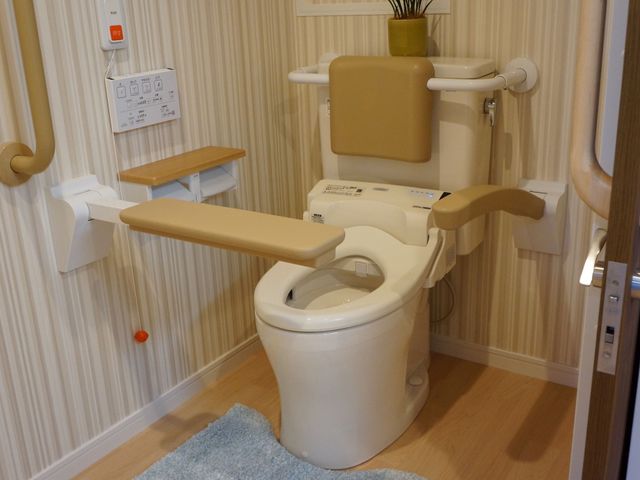 バリアフリートイレの設備 トイレ 手すり付き高機能トイレで、安心してご利用いただけます。清潔感のある空間設計が施されております。