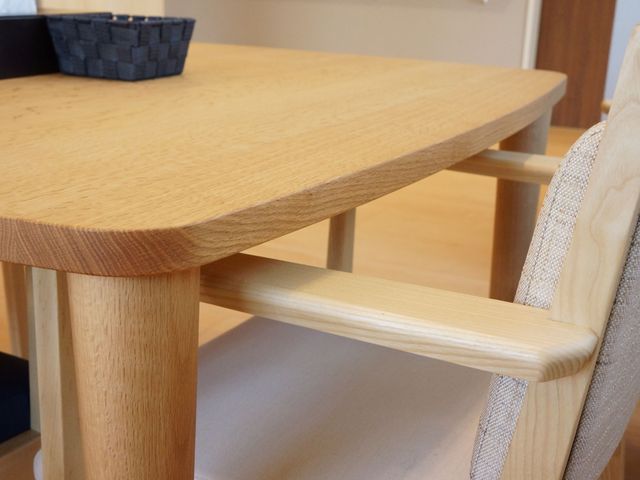 木製テーブルと椅子の部分 椅子 温もりを感じる木のぬくもりあふれる居室で、落ち着いた時間を過ごすことができます。適度な硬さの椅子が体をしっかりとサポートします。