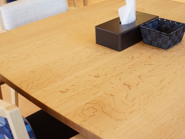 明るいダイニングテーブル テーブル 温かみのある木目が特徴のダイニングスペースです。ゆったりとした時間を過ごせる環境が整っています。