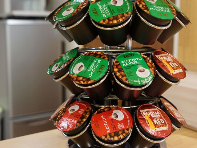 コーヒーカプセルの山積み コーヒー コーヒータイムを大切にし、スタッフの交流も活気に満ちています。安定した休憩時間が、質の高いお仕事に繋がります。