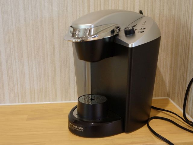 コーヒーメーカーのある部屋 コーヒーメーカー スタッフや利用者様が気軽に利用できるコーヒーメーカーが備え付けられています。休憩時間に温かい飲み物でほっと一息つける空間です。