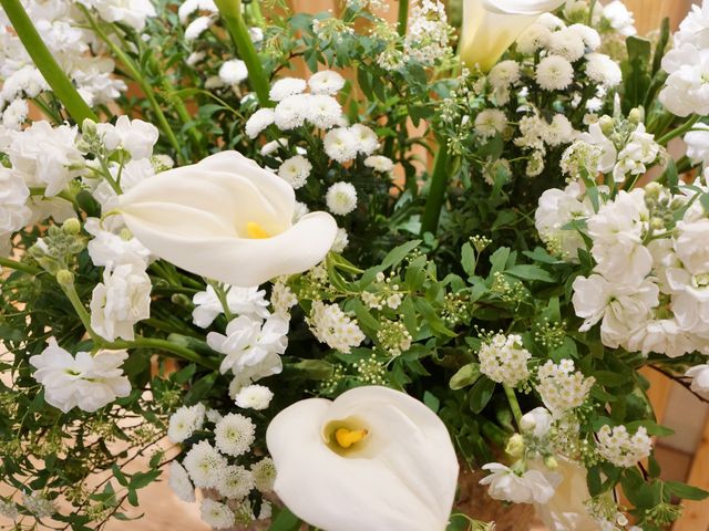 白い花束のクローズアップ 花 心落ち着くロビーに飾られた生花です。訪れた際には、ぜひ美しい花々の風景もお楽しみください。