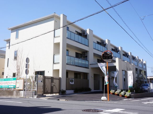 清潔感のある建物外観 外観 日差しが届く明るい外観の施設です。門扉をくぐると良い環境でのお仕事が待っています。