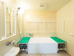 明るい清潔な浴室