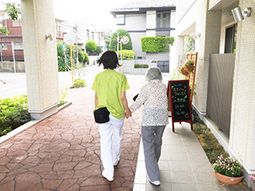支援を受ける利用者とスタッフ