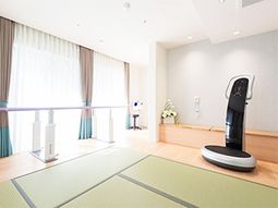 明るい室内とリハビリロボット