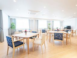 明るく広い共用ラウンジ