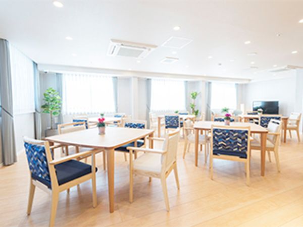 明るく広い共用ラウンジ