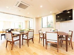 明るい食堂の様子