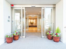 清潔で明るいエントランス