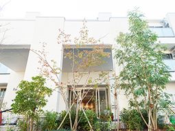 緑に囲まれた建物外観