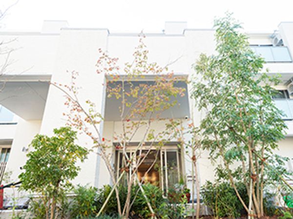 緑に囲まれた建物外観