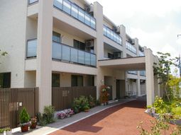 明るい外観の建物