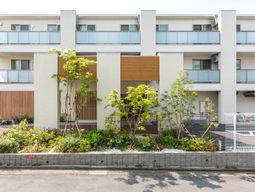 明るい外観の建物正面