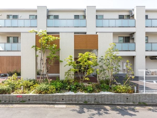 明るい外観の建物正面