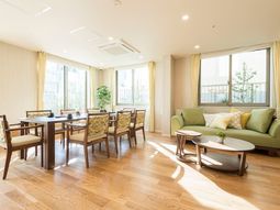 明るい食堂の光景