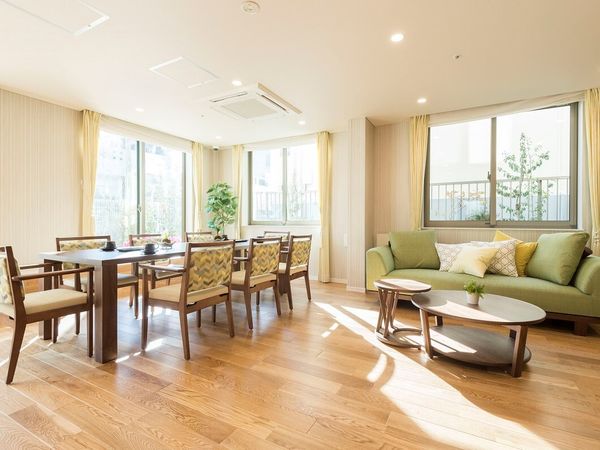 明るい食堂の光景
