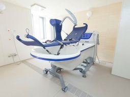 快適な浴槽付き訓練機器