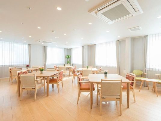 明るく広々した食堂