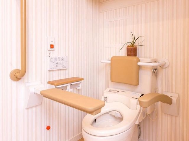 バリアフリートイレ設備 トイレ 快適で安全に配慮されたトイレ空間です。手すりや座面の高さ調整機能で、日々の暮らしをサポートします。