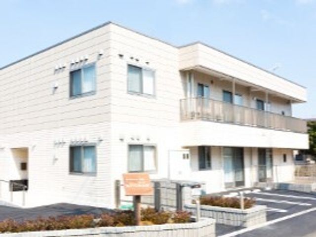 明るい白い建物の外観 外観 清潔感のある建物ですので、訪れるだけでも心地よい気持ちになれる環境が整っています。