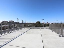 広い空と緑のテラス