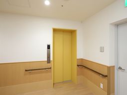 黄色い扉のエレベーター