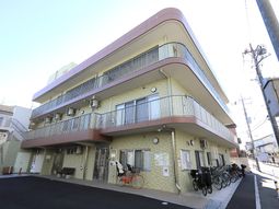 カラフルな外観の建物